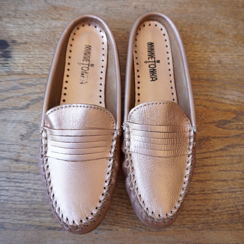 Minnetonka Womens Size 9 Mule Loafers Rose Gold Excellent Metallic Leather Flats